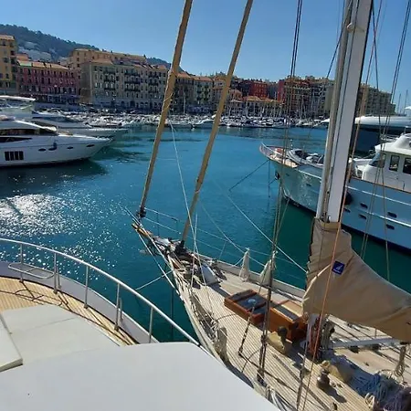 Hotel na wodzie Yacht Charter Cannes Antibes Nicea