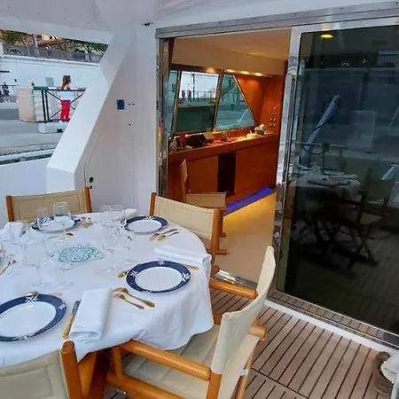 Hotel na wodzie Yacht Charter Cannes Antibes